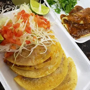 Tacos a vapor deshebrada , papa, chicharrón y frijoles