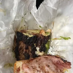 La carne toda quemada