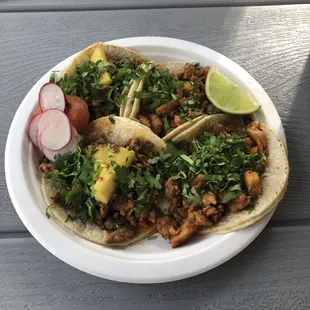 Dos tacos de Pastor sin sebollas y dos de pollo.