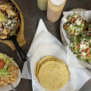 Fajita mixta on the left and sopes on the right