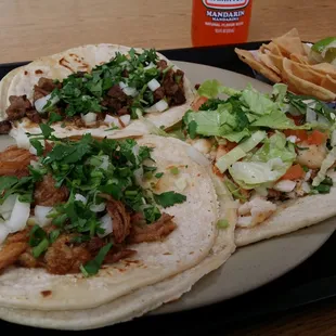 Carnitas (front), asada (back), pescado (right) tacos...with jarritos of course