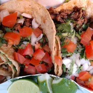 Asada y Pollo tocos con cilantro lima, saballo, y tomatos!