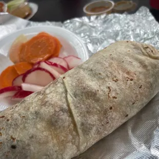 Burrito Jimenez con su verduras al lado! Recomendado!!!!!