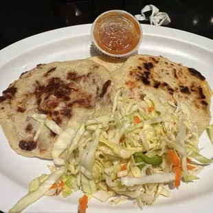 Pupusa de pollo y queso y frijoles