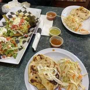 pupusas &amp; sopes de pollo