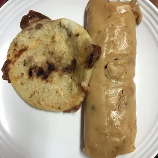 Pupusa con frijoles y queso Tamale de pollo