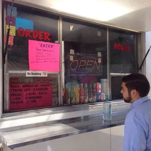 Feast your eyes on a wild customer who has started the ancient ritual of ordering to eat tacos!!!