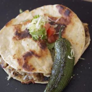 Mulita de pollo con un chile asado