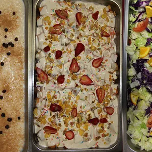 Rice pudding, fresas con crema and salad.