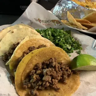 Tacos de Bistek en tortilla de maíz en aceite y sin aceite.