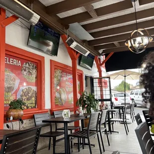the outside of a restaurant