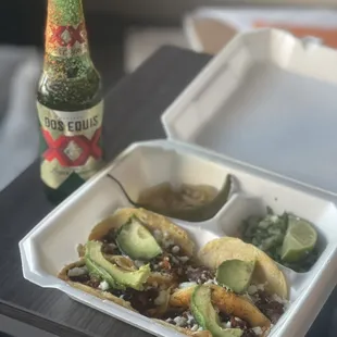 4 taquitos con aguacate 1/2 bistek, half pastor