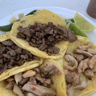 Mini tacos de bistec y pollo