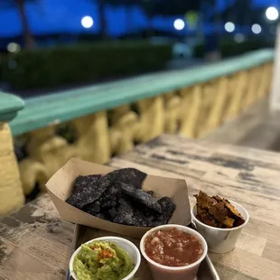 Totopos, guac, salsa, Al pastor