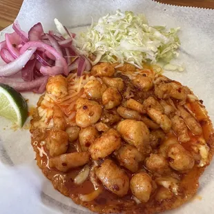 Taco de camarón enchilado.
