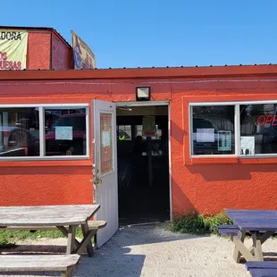 the outside of the restaurant