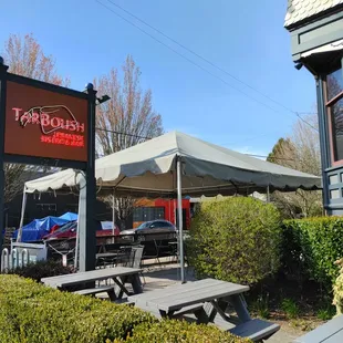 the outside of the restaurant