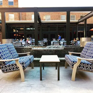 sweet outdoor dining/ gathering space