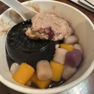 Grass jelly with Taro balls