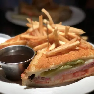 Cable Car - Thick cut of prime rib, Swiss, tomato, and an Ortega chili on grilled Parmesan bread.