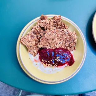greek yoghurt with granola