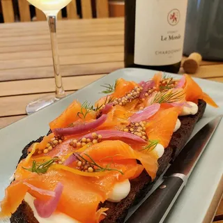 SMOKED SALMON TARTINE