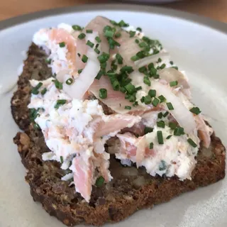SMOKED SALMON TARTINE