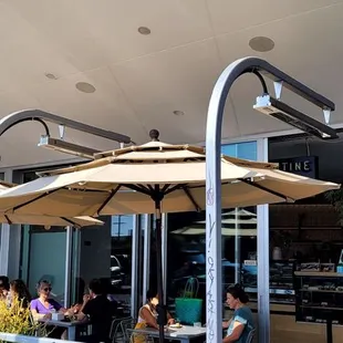 the outside of a restaurant