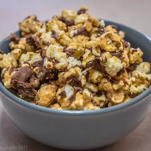 This Peanut Butter Cup Popcorn is insanely delicious!!!