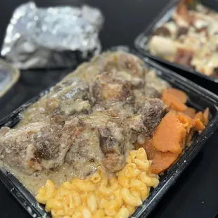 Oxtails w/gravy, Mac and cheese, and yams.