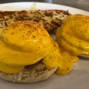 Eggs Benedict w/chipotle hollandaise sauce