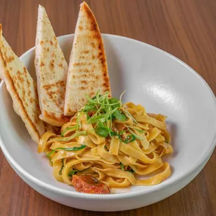 Pasta Semplice

Skillet-Fired Cherry Tomatoes, Kale, Smoked Sea Salt, Fresh Fettuccine Pasta, Roasted Garlic, Basil, EVOO, Toasted Naan