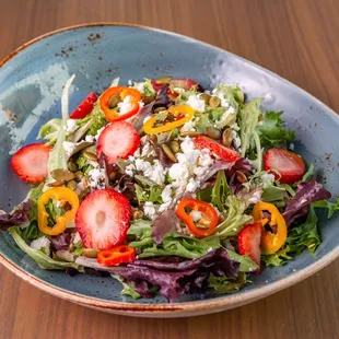 Strawberry Fields Salad

Young Field Greens, Strawberries, Feta Cheese, Baby Sweet Peppers, Pepitas, Lime Honey Dressing