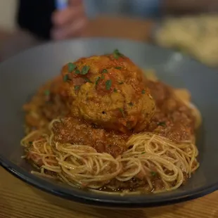 a plate of spaghetti and meatballs