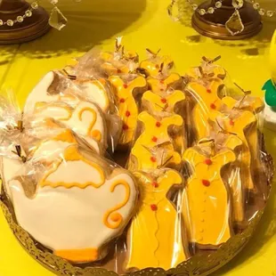 a variety of cookies