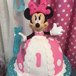 a minnie mouse cake