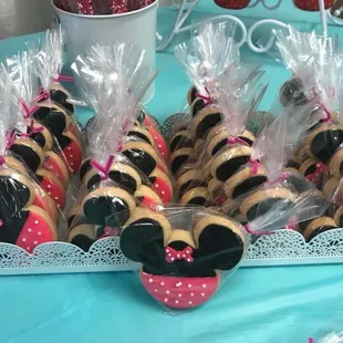 a tray of cookies
