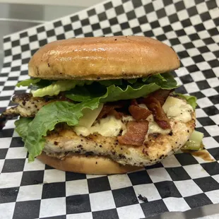 El Cesár: a grilled chicken sandwich with Caesar dressing, bacon, romaine lettuce, and parmesan cheese.