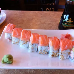 a sushi roll with salmon and avocado