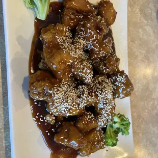 a plate of chicken and broccoli