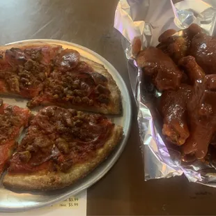 Small pepperoni and sausage pizza. Very good bbq wings.