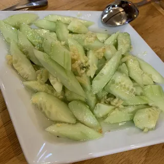 D7. Cucumber Strips in Garlic Sauce