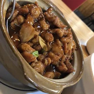 K3. Stewed Chicken with Ginger and Wine in Casserole