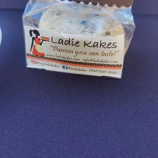 Ladie Makes cookies and cream whoopie