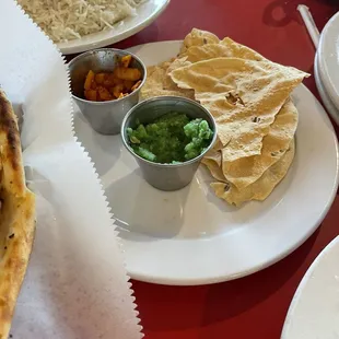 Appetizer crisps with a parsley chutney