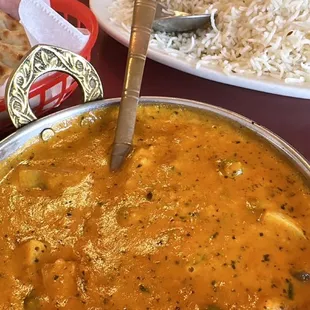 Vegetarian curry with mushrooms and peas.