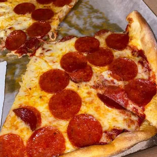 Super greasy pizza ( pepperoni pizza)