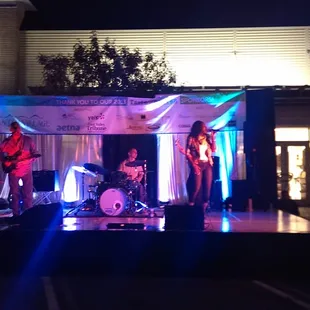 Diggin the live band..