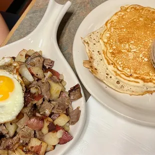 a plate of breakfast food