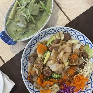 green curry (top), pad see ew